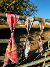 Load image into Gallery viewer, Pink &amp; Paisley Twilly
